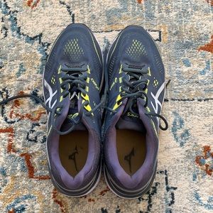 Men’s ASICS GT 2000 7 size 11. Nearly mint condition. Running shoe